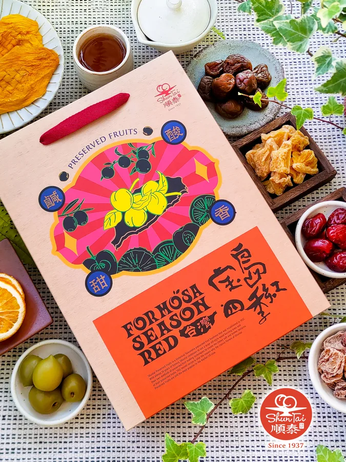 寶島四季紅禮盒與果乾、蜜餞、熱茶擺盤的情境照